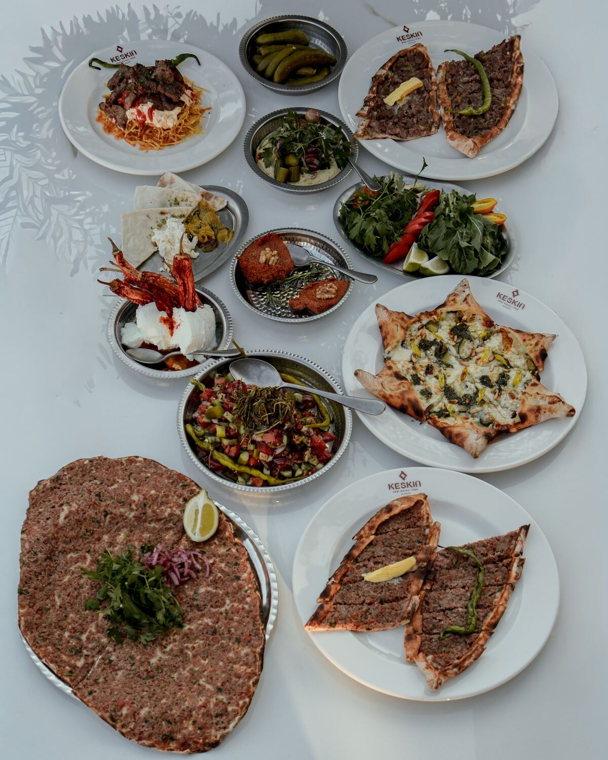 Keskin sofrası: lahmacun, pideler, mezeler